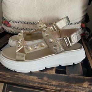 Stuart Weitzman Rare gold metallic rhinestone & pearl comfort sandals sz 7